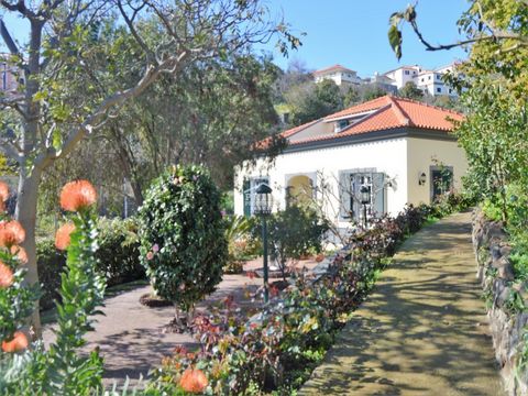 Bezaubernde traditionelle Quinta mit Panoramablick auf das Meer in Santa Cruz, Madeira Eingebettet in einen malerischen Hügel mit Blick auf den schimmernden Atlantik und die ruhigen Wüsteninseln bietet diese traditionelle Quinta die perfekte Mischung...