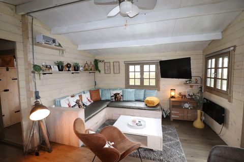 Deze charmante cabin in Tzummarum biedt een gezellige en uitnodigende sfeer, perfect voor een ontspannen uitje. Het is ingericht met comfortabel meubilair en kleurrijke decoraties en beschikt over 1 slaapkamer en is geschikt voor 2 personen. De badka...