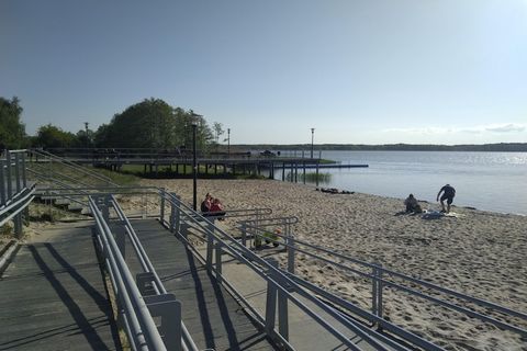 Vrijstaand vakantiehuis in het pittoreske Nowe Warpno. Hier kunt u een ontspannende vakantie in de frisse lucht doorbrengen, want een overdekt terras en een barbecue nodigen u uit om uren samen door te brengen. Maak bij koeler weer of 's avonds een o...