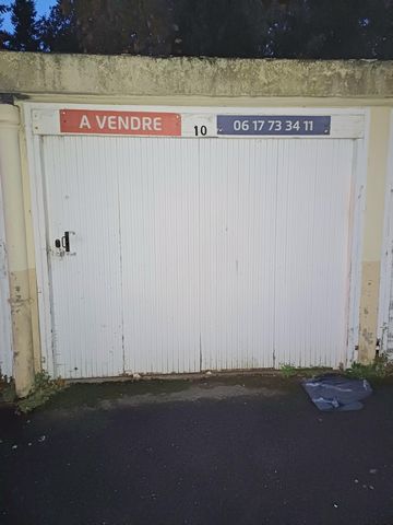 Garage / Box Fermé cour extérieure...