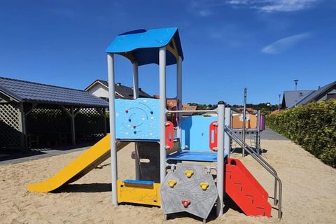 Rodzinny ośrodek wakacyjny położony na Mierzei Wiślanej, w urokliwym kurorcie nadmorskim Krynica Morska. Do nadmorskiej plaży 1,2 km, do brzegu Zalewu Wiślanego 200 m (tam można wędkować). Komfortowy apartament wakacyjny (II piętro) z malowniczym wid...