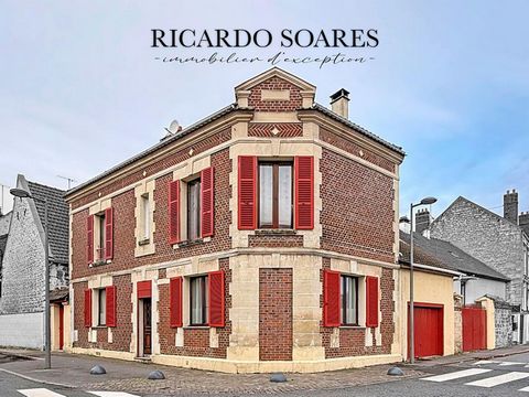 Ricardo SOARES vous propose à la vente cette charmante maison de ville en brique, construite en 1860. Idéalement située en plein coeur de Montataire, à proximité immédiate des commerces, écoles, services, bus et de la mairie (moins de 5 minutes à pie...