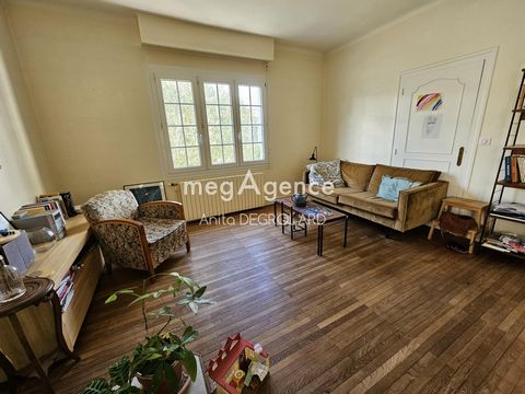 Megagence – Anita Degrolard vous présente cette maison spacieuse et pleine de charme, idéale pour accueillir votre famille ou pour un projet locatif grâce à ses multiples possibilités d’aménagement. Située à proximité de la Vallée Verte et du centre-...