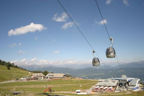 Ten całkowicie nowy, bliźniaczy dom położony jest w pobliżu górnego terenu narciarskiego Nassfeld (30 wyciągów narciarskich i 110 km tras zjazdowych) w miejscowości Rattendorf, około 2 km od Millennium Express, najdłuższej gondoli w Austrii. Ośrodek ...
