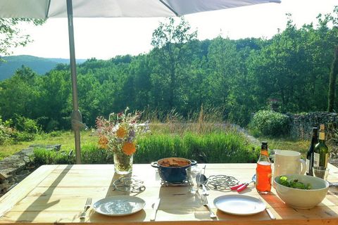 On the top of a hill in Bouzic Aquitaine, you will find this is a 2-bedroom holiday home for a family or group of 6 persons. On the private terrace, you can start a bright day with morning coffee and end it by watching the most spectacular sunset. Th...