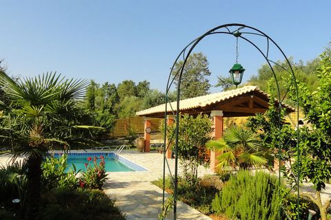 Villa tranquila con piscina privada, rodeada de olivares entre el centro de Corfú y la famosa playa de Paleokastritsa, a solo 3,5 km de la playa más cercana, con un hermoso jardín, piscina privada, jardín y barbacoa. La villa cuenta con 3 habitacione...