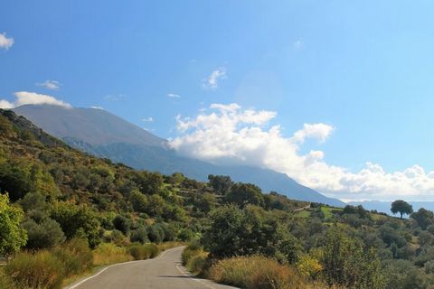 Deze afgelegen idyllische villa op Kreta heeft een adembenemend uitzicht op de eilanden. Er zijn 3 slaapkamers die in totaal 6 gasten kunnen accommoderen. Dit is een geschikte optie voor een zonvakantie met het gezin. Het centrum van Agia Galini is s...
