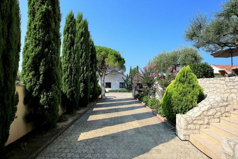 Willa Clara znajduje się zaledwie 150 metrów od plaży, w spokojnej dzielnicy mieszkalnej Zadaru o nazwie Kozino. Posiada prywatny basen o powierzchni 70 m2 i w pełni wyposażoną domową siłownię, zapewniając zakwaterowanie na wysokim poziomie dla maksy...