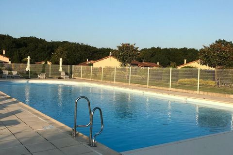 Cette villa de vacances à Les Forges est située sur un terrain rural de 600 m². Il est très adapté aux vacances en famille et dispose d'une piscine extérieure chauffée commune, d'un jardin et d'une agréable terrasse avec un barbecue. Le sympathique A...