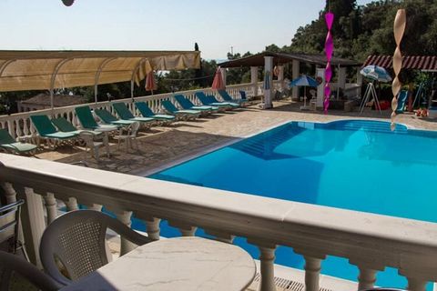Stai cercando una vacanza tranquilla circondato da bei panorami e natura? Questo appartamento a Mpenitses, in Grecia, è il posto migliore per rilassarsi durante le tue vacanze. Con una bella terrazza con vista sul mare, questo appartamento è l'ideale...