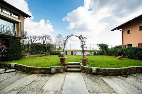 Coldwell Banker BGSTAR offers renovated historic villa for sale! We offer for sale a historic villa on the hills of Bergamo, finely restored, with garden and huge garage. The property is spread over three floors above ground and one underground, each...