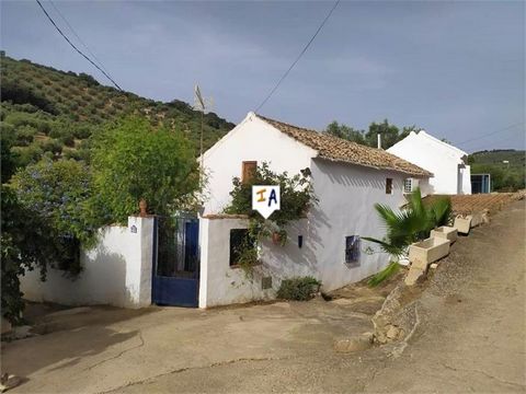 Ce Cortijo rénové de 4 chambres est situé à seulement 5 minutes d'Iznájar, dans la province de Cordoue, Andalousie, Espagne. La propriété est accessible par une courte allée juste à côté de la route A-333 et dispose d'un parking à l'avant ainsi que d...