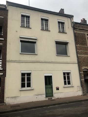 WATREMEZ IMMOBILIER presents this terraced house in the city center of GUISE in a quiet street comprising on the ground floor: kitchen open to living / dining room, bathroom (bath and shower) and a separate toilet. On the 1st floor: a large landing r...