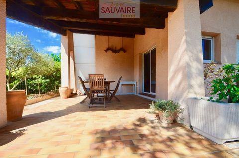 Villa T5 with a living area of 131 m2 on 4 faces built on a plot of 694 m2 swimming pool, located near the village and 250m from the beach. It consists on the ground floor a spacious living room 42 m2 with insert fireplace overlooking a beautiful ver...