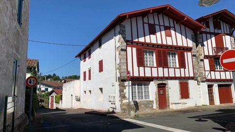 Cet ensemble immobilier de construction traditionnelle basque est composé de 3 appartements de type 4 d'environ 100 m2 chacun, avec leur box fermé et terrasse, complétés par un garage d'environ 150 m2 et d'un jardin.   Gros potentiel. Travaux.