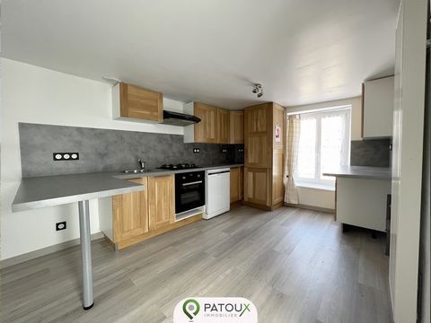 PATOUX Immobilier offers, exclusively, this renovated townhouse, ideal for investor or first-time buyer. It includes, on the ground floor, an entrance leading to a kitchen, storage space, the first floor distributes a bathroom, toilet, a bedroom. The...