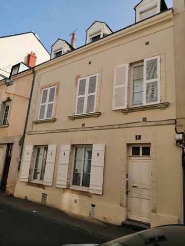 100 m from bld Foch in a quiet street Building in excellent condition including 10 units of type T1 or T2 All apartments are rented naked High profitability that can still be improved Investors a visit is a must!! Features: - Terrace