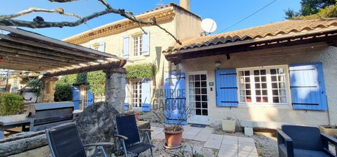 Located in the middle of the orchards of Rognonas is a superb farmhouse of the 17th century divided into 7 fully equipped apartments of 130 m2, 107 m2, 55 m2; 55 m2, 35 m2, 35 m2, 17 m2 and 20 m2. You can relax by the pool in 12 x 6 with outdoor show...