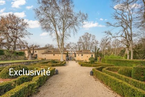 Visite virtuelle disponible sur notre site internet Notre agence immobilière, Provence Home, à Oppède, vous propose à la vente, au cœur du Luberon, un Château du 17e siècle siégeant dans un parc de 7 hectares avec piscine et tennis, d’environ 780m2 h...