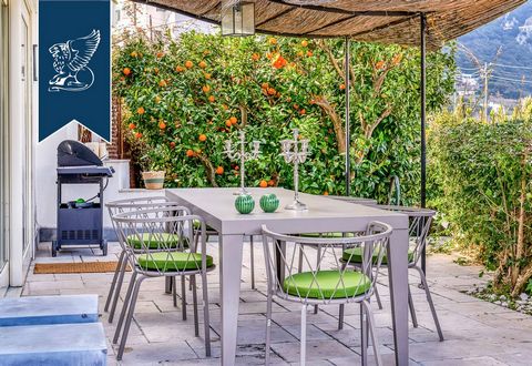 Du haut de sa position résidentielle, à cinq minutes à pied de la célèbre place de Capri, cette charmante résidence est à vendre. Ici, là où la mer rencontre la nature préservée, la splendide propriété est à vendre qui bénéficie d'un jardin priv...