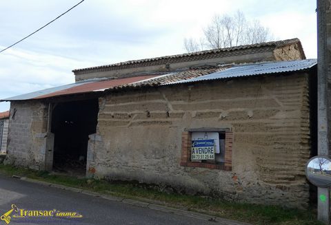 Located in the town of Courpière, barn / stable of about 110m2 adjoining a lean-to of about 63m2. Lack of heating system. (Mickaël TALON Real Estate Negotiator ... 