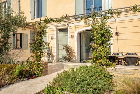 Near the very popular town of Saint Remy de Provence, in the heart of the Alpilles, 20 minutes from Avignon and its TGV station, Maillane come and find this magnificent village house of 215 m2 entirely renovated with taste and quality materials. This...