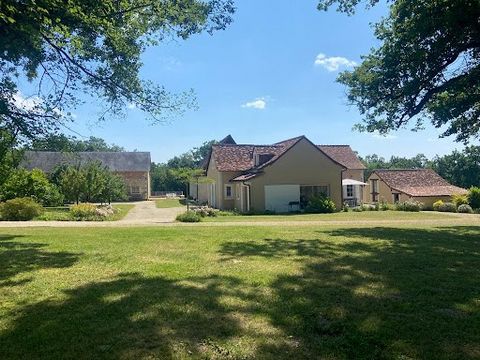 LA ROCHE POSAY AREA, At the edge of a wood, old wine-growing property, with a dominant view and a park and its orchard, nearly 2 ha, completely restored with quality materials. You reach it by a forest road, and you fall under the spell of this priva...