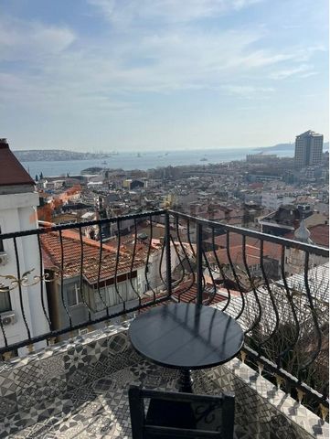 L'appartamento in vendita si trova a Besiktas. Besiktas è un quartiere situato nella parte europea di Istanbul. È uno dei quartieri più antichi e densamente popolati di Istanbul. L'area si trova tra il Corno d'Oro e il Bosforo, il che la rende un luo...