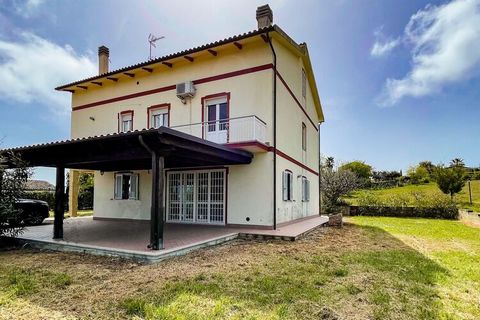 This typical coastal house near the Adriatic Sea has a wonderful garden with a great view of the coast. It is completely fenced and has a lot of privacy; Ideal for vacations with family or friends. Despite the quiet location you have everything withi...
