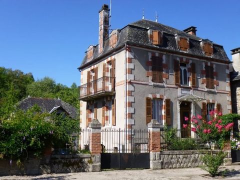 Situated in the village of St Chamant, close to Argentat-sur-Dordogne, is this wonderful and unique grand stone house with 5 bedrooms. Set within gardens of 3112m2you will find a pretty outbuilding currently used as a double garage with upper floor a...