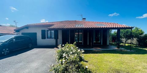 House T4 on one level from 1985 in Saint-Vincent-De-Tyrosse, PMR standards. It includes 3 bedrooms, living-dining room, kitchen, pantry, toilet, and a large bathroom. The property is accompanied by an outbuilding and a large garage of more than 27m2,...