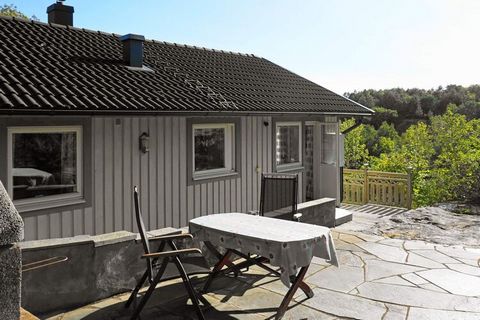 Wonderful villa with good standard and unashamed location with sea views on Lilla Askerön, in the fjord between Tjörn, Orust and Stenungsund. Perfect for two families or larger groups that value proximity to both savory baths and many nearby attracti...