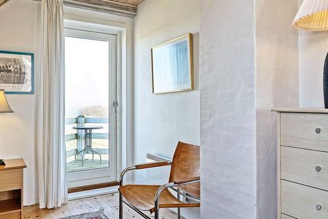 Dieses Ferienhaus befindet sich in schöner Lage in der kleinen Ortschaft Rø und bietet seinen Gästen Aussicht auf die Ostsee und die Insel Christiansø. Es wurde eine energiesparende Wärmepumpe installiert. Die Doppelliege befindet sich auf dem Treppe...
