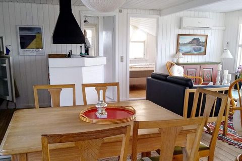 Ferienhaus in attraktiver Lage unweit der Nordsee, mit schönem Meerblick von Wohnbereich und Terrasse. Sie wohnen hier nur einen kurzen Spaziergang von Meer und Strand, im beliebten Ferienhausgebiet Harrerenden, gleich nördlich des kleinen Ferienorte...