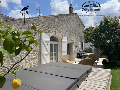 Beautiful Charentaise renovated with quality materials including: entrance to a beautiful fitted kitchen, toilet (washbasin), living room with traditional frame and fireplace, master suite with bathroom, office (or bedroom) independent access to stre...