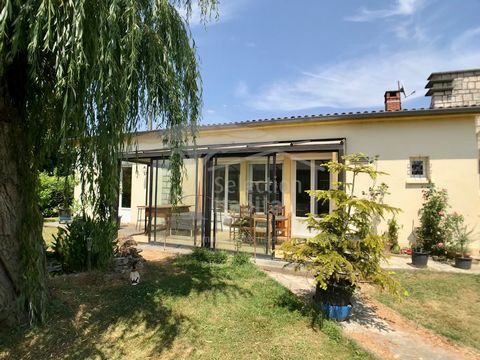 Exclusively. Discover this single storey house from the 1970s and its beautiful 3450m² plot of land located 3kms from the town center of Graulhet. The house of approximately 118m² of living space is composed as follows: Enter via the covered terrace ...