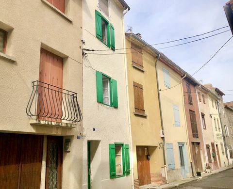 Pretty little townhouse in one of the 3 oldest terraced streets in a small but lively touristic country town. It is currently split into 2 one bedroom studio apartments with storage on the ground floor making it equally viable as a rental property or...