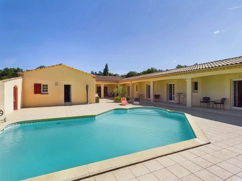 Just 5 minutes from Villeréal is this beautiful single-storey U-shaped house, perfectly equipped to run a bed and breakfast business. It comprises a living room with reversible air conditioning and wood-burning stove opening onto a lovely covered ter...