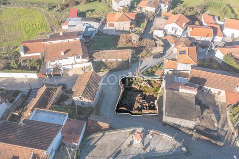 Identificação do imóvel: ZMPT563926 Ruined house to be renovated with the possibility of being a ground floor and 1st floor house with a gross construction area of ​​117m² and land measuring 200m² Location: Enjoy the tranquility of this villa, strate...