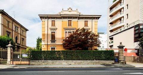 Bergamo - In the heart of Bergamo, in a strategic position due to its proximity to the main roads, we offer for sale a splendid and elegant villa from the early 1900s in Art Nouveau style. The property has a surface area of approximately 1000 m2 plus...