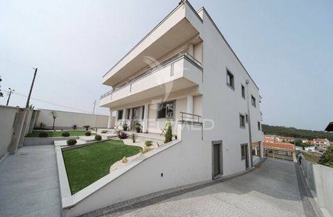 Detached house M4 with high quality finishes, all FULLY FURNISHED AND EQUIPPED, located in Vila Nova de Famalicão. Property with generous areas and perfect communication between common spaces. Spread over 3 floors, it also has great sun exposure and ...
