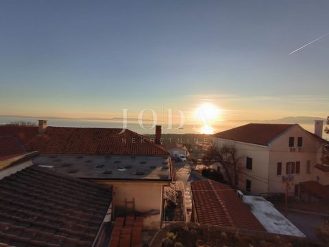 Location: Primorsko-goranska županija, Kostrena, Kostrena. We are selling a house in Kostrena, in a good location, close to all amenities, beautiful view of Kvarner. The house is under construction, high quality and is being sold in its current condi...