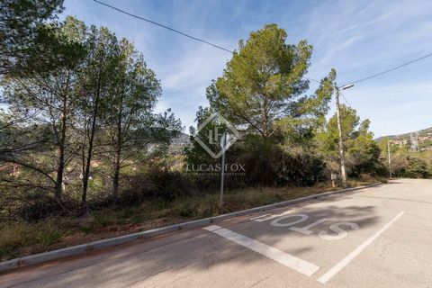 Lucas Fox presents this exclusive urban plot of 800 m², with an excellent orientation and sun all day that overlooks two streets. You can access the garage from the lower street and the property from the upper street. This plot has a 5c (PA) urban pl...