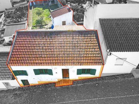 Description Maison unifamiliale T3 de plain-pied située dans le village d’Odivelas, municipalité de Ferreira do Alentejo. Cette maison, en plus d’un vaste espace couvert, a également la particularité d’avoir un accès depuis deux façades différentes. ...