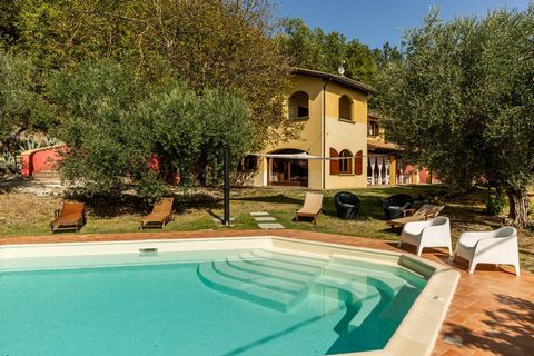 In der malerischen Stadt Acqualagna, eingebettet in das Grün der Hügel der Marken, nur 30 Minuten vom Meer von Fano entfernt und in der Nähe des faszinierenden Naturschauspiels der Furlo-Schlucht, bieten wir diese prestigeträchtige Villa mit Swimming...