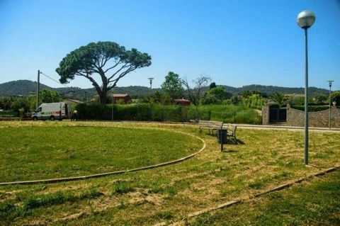 Plot of 704m2 in the Mas Borrell urbanization, located in a well-connected area in ??the Mont-ràs limits, adjacent to the Palafrugell area. Mas Borrell, is a few kilometers from the beaches of Mont-ràs, Calella de Palafrugell and Llafranc, in an area...