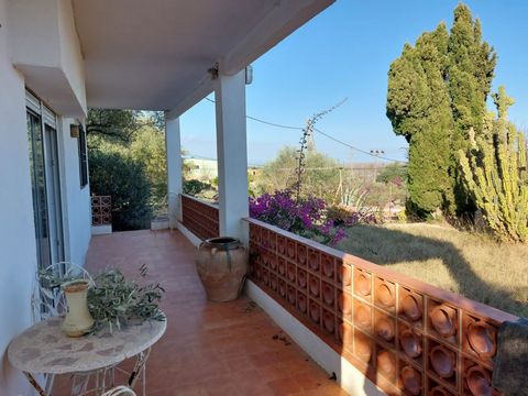 OPPORTUNITY, INCREDIBLE price for this villa of 107 m2 built and plot of 1 083 m2 in La Rã pita, Costa Dorada, Tarragona, with a porch of 20m2, a storage room of 12m2 and a removable garage. The house is distributed in a spacious living room with fir...
