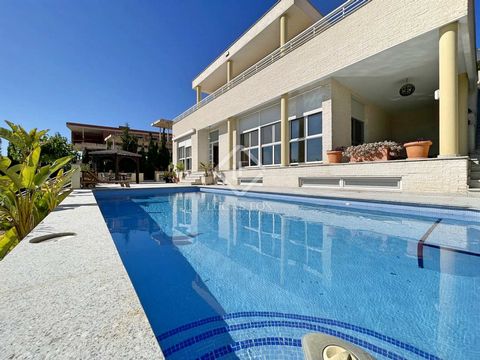 This beautiful modern villa with views of the Serra Grossa is located in the best area of Vistahermosa, near the Gran Vía shopping centre, with all the services at your fingertips. It also has very good connection with the N-332 that connects with an...