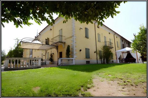 Located in S. Antonio di Castell'Arquato (Piacenza), near the Castell'Arquato Golf Club, located on top of a hill overlooking the Val D'Arda, the prestigious 17th century estate 