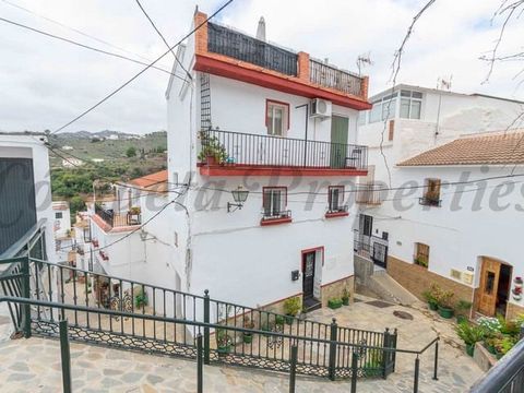 Traditional town house in Archez distributed over three floors. It comprises a living room with fireplace, kitchen, a second living room (previously used as a bedroom), two bathrooms and two bedrooms. In addition to a fantastic terrace with barbecue ...